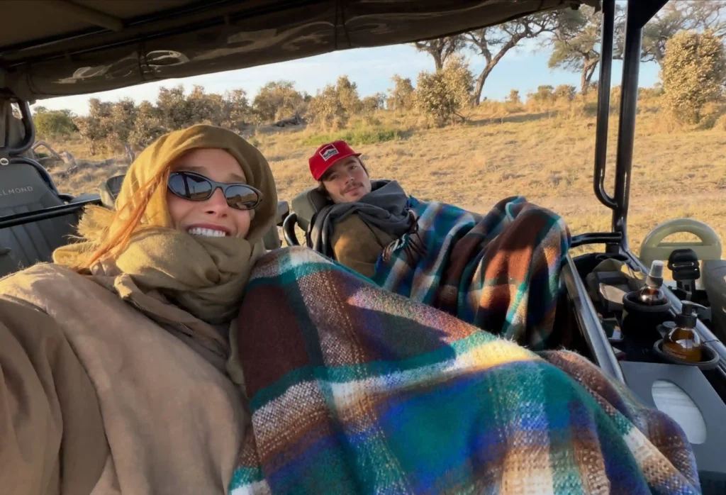 Sasha Meneghel surge em safári com Bruna Marquezine; veja cliques 6 Safári de Sasha Meneghel na Botsuana mostra registro em veículo aberto diante da savana ao pôr do sol