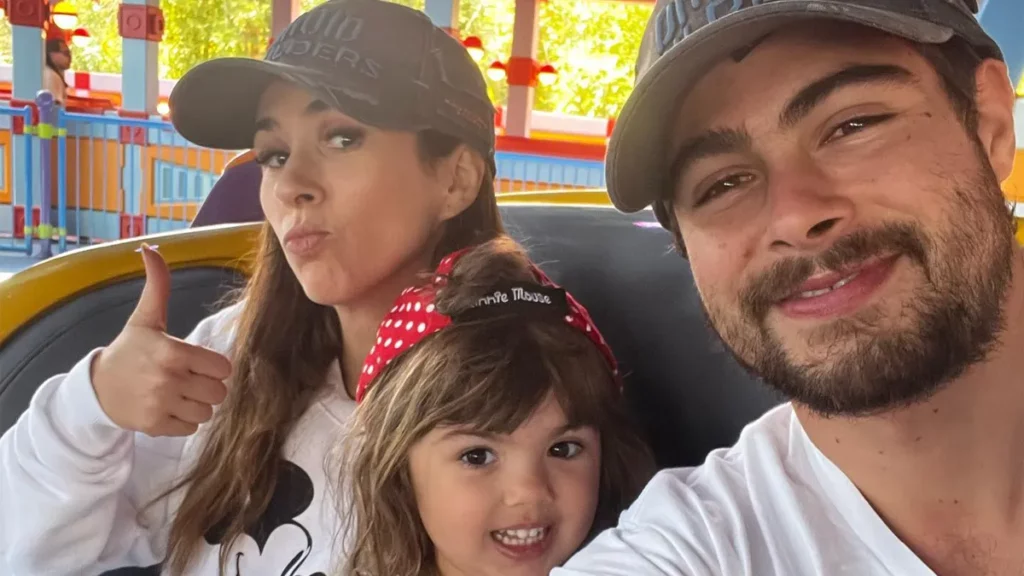 Tatá Werneck, o marido Rafa Vitti e a filha, Clara durante férias na Disney. 