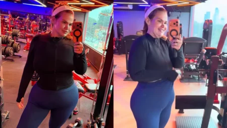 Montagem mostra que Thais Carla tira selfie no espelho da academia puxando o cós da calça legging azul para mostrar o quanto a peça ficou larga na cintura.