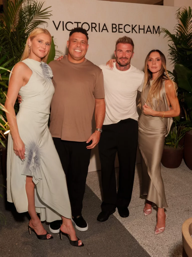 Ronaldo, Celina Locks, David Beckham e Victoria Beckham posam juntos durante evento de inauguração da House of Victoria Beckham em Miami.