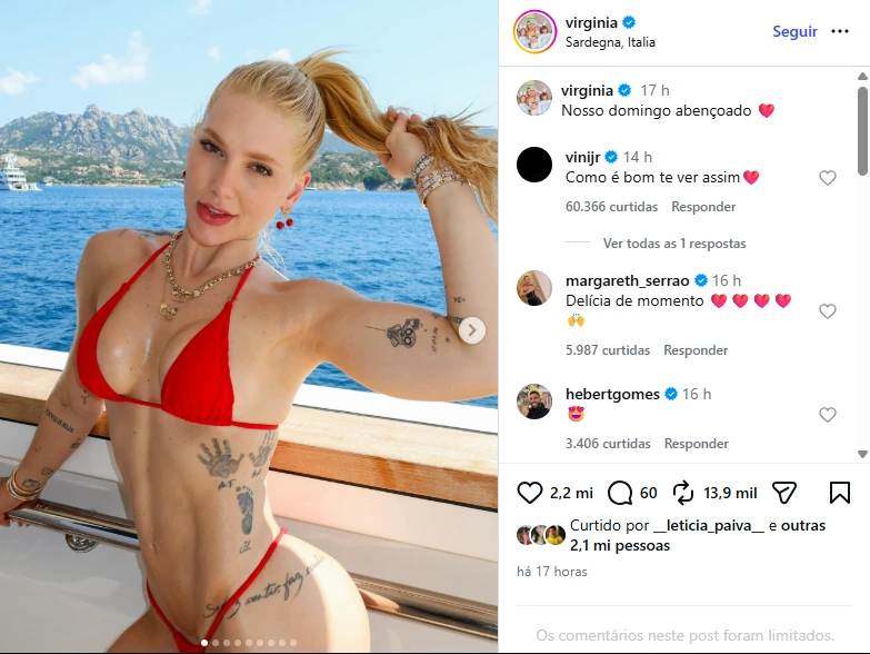 Virginia posa de biquíni em um barco durante passeio na Itália enquanto comentário de Vini Jr. aparece em destaque na publicação do Instagram.