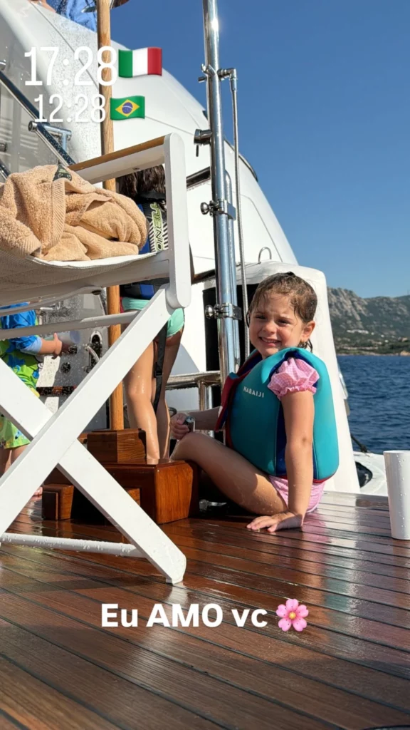 Uma criança usa colete salva-vidas enquanto aproveita passeio de barco na Itália.
