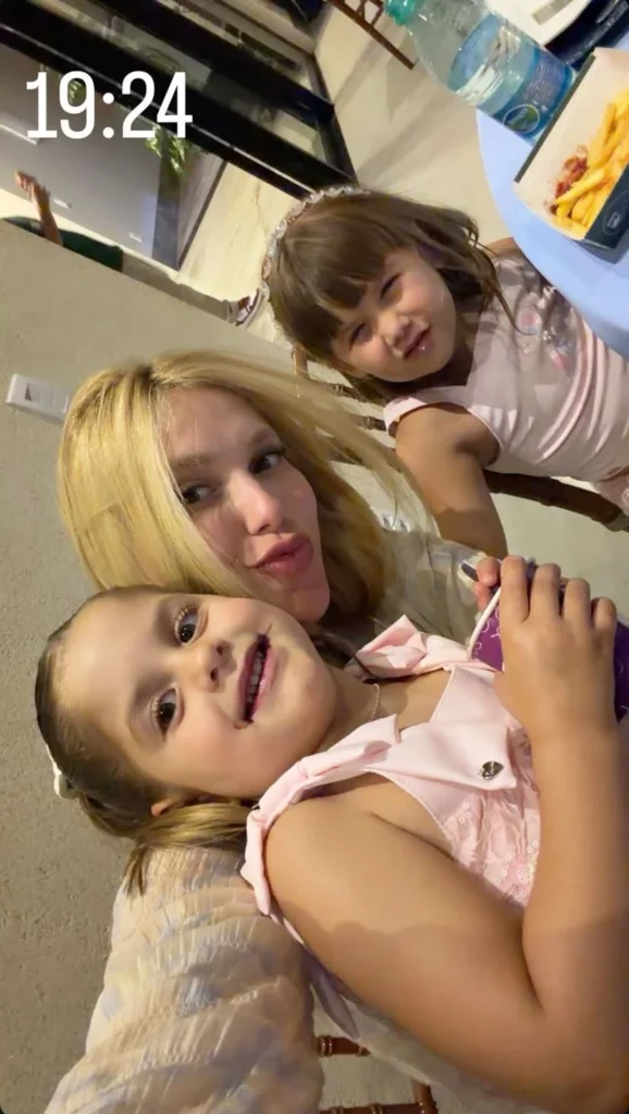 Virginia posa com Maria Alice e Maria Flor durante a noite de celebração em Goiânia