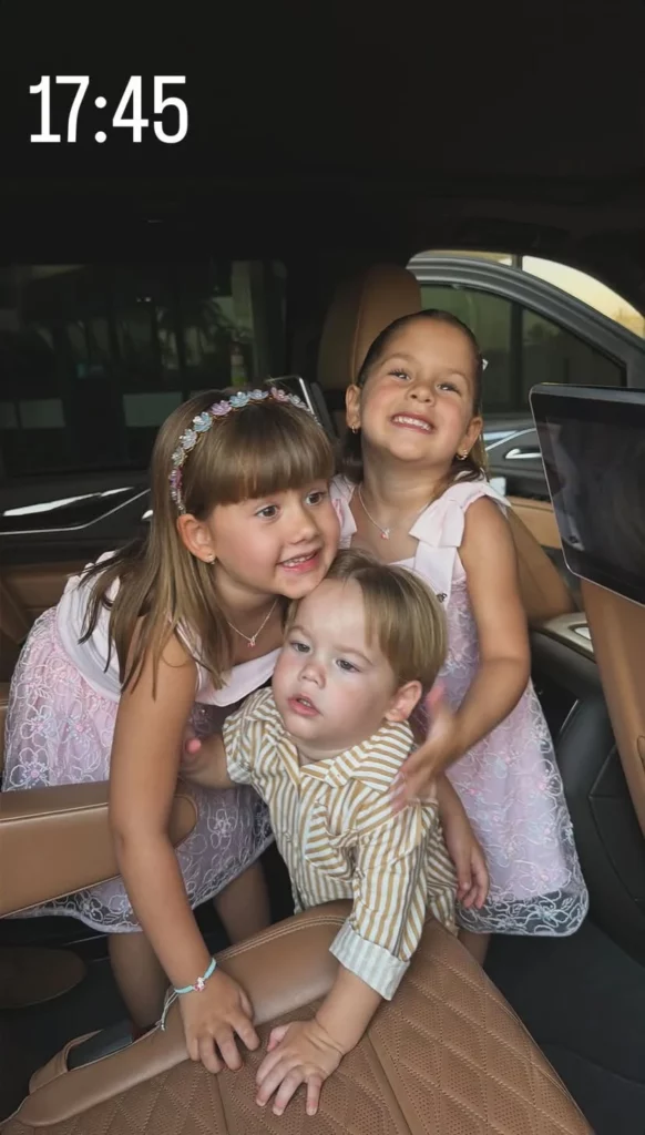 Maria Alice e Maria Flor posam com José Leonardo dentro de um carro