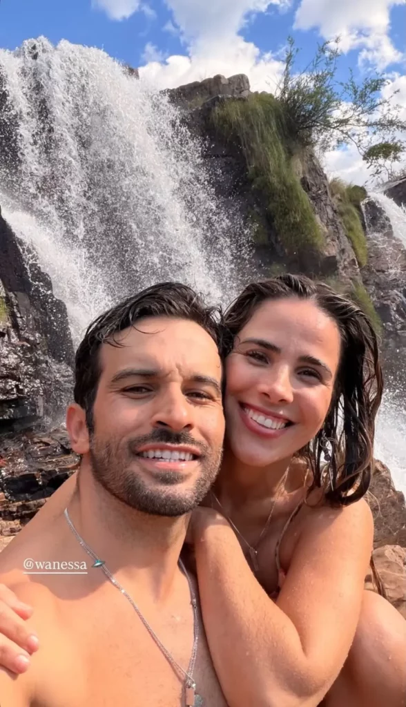 Wanessa Camargo retorna com novo namorado ao local que marcou relação com Dado Dolabella 1 Wanessa Camargo e Bruno Bevan sorriem para selfie em frente a uma cachoeira durante viagem à Chapada dos Veadeiros.