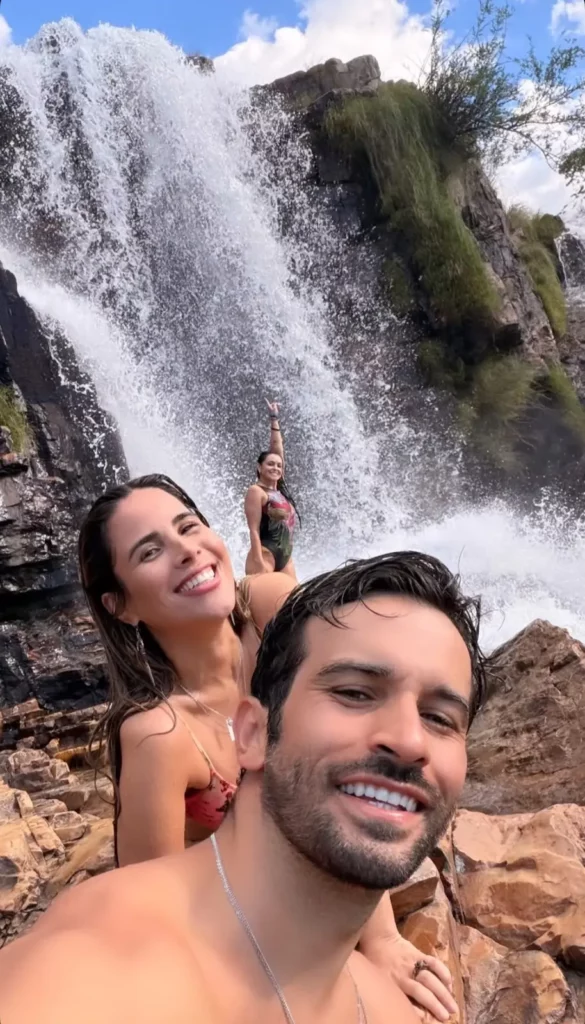 Wanessa Camargo retorna com novo namorado ao local que marcou relação com Dado Dolabella 3 Bruno Bevan faz selfie com Wanessa Camargo em frente a uma cachoeira enquanto uma amiga posa ao fundo.