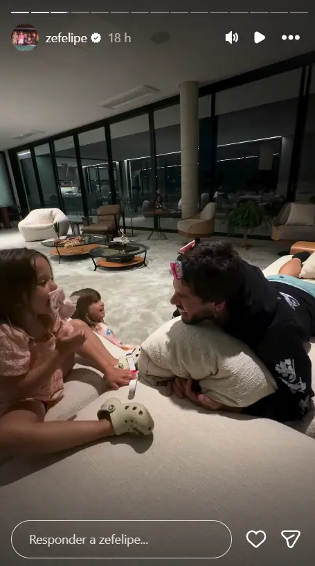 Zé Felipe brincando com as filhas Maria Flor e Maria Alice