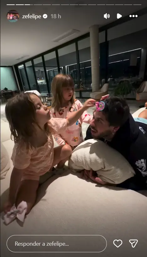 Zé Felipe brincando com as filhas Maria Flor e Maria Alice