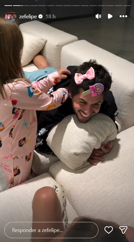 Zé Felipe brincando com as filhas Maria Flor e Maria Alice