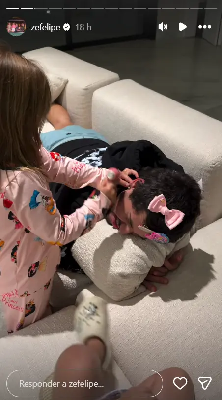Zé Felipe brincando com as filhas Maria Flor e Maria Alice