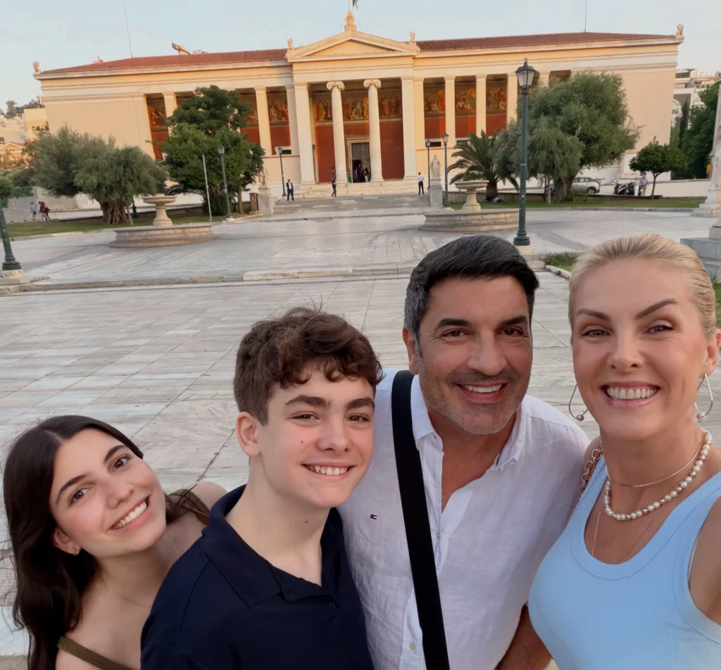 Ana Hickmann e Edu Guedes juntos com os filhos
