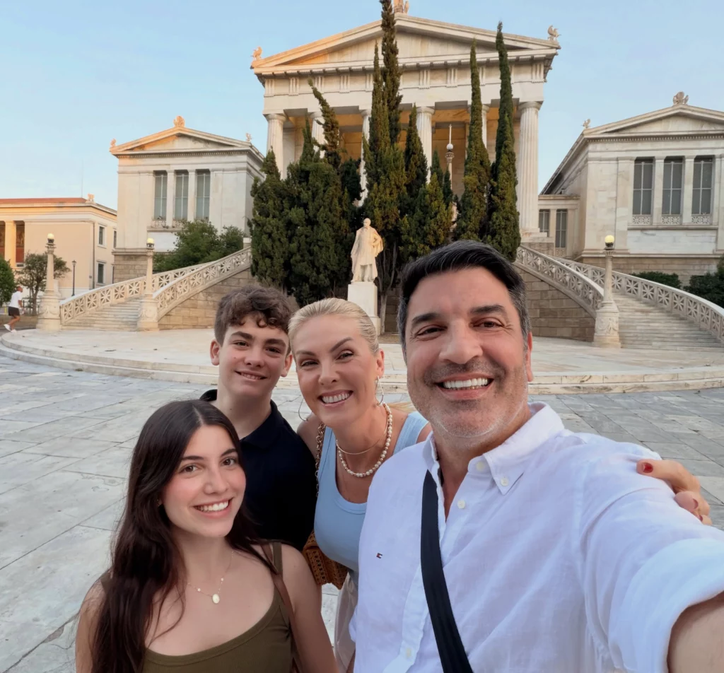 Ana Hickmann e Edu Guedes juntos com os filhos