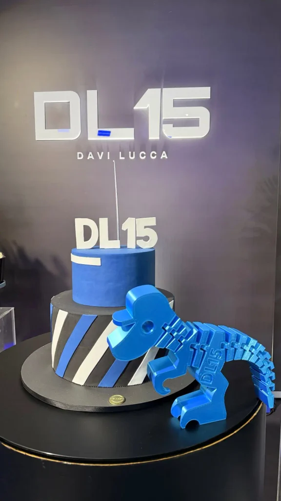 Bruna Biancardi revela detalhes dos 15 anos de Davi Lucca, filho de Neymar 1 Bolo dos 15 anos de Davi Lucca com as iniciais DL15 e decoração em azul, branco e preto.