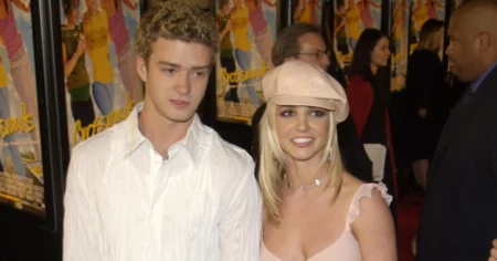 Britney Spears e Justin Timberlake posam juntos durante evento no início dos anos 2000