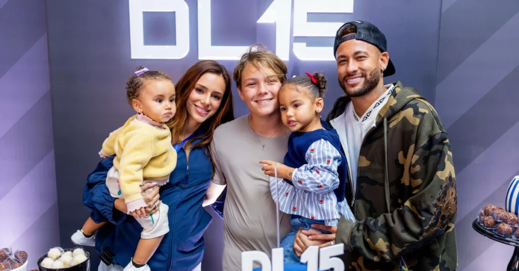 Neymar de boné posa ao lado de Bruna Biancardi, Davi Lucca, Mavie e Mel durante festa de 15 anos em espaço decorado