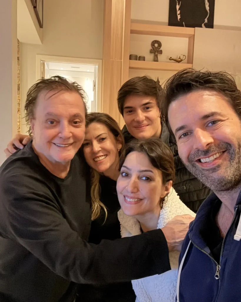 Selfie de Fábio Jr. com outros quatro familiares, todos abraçados e sorrindo felizes para a câmera.