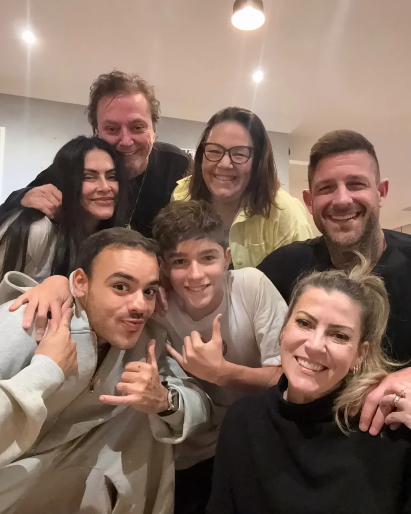 o lado de amigos e familiares, Cleo posa com Fábio Jr., Leandro D'lucca, Gael e Fernanda Pascucci, junto com os influenciadores Laddy Nada e Laddy Tud.