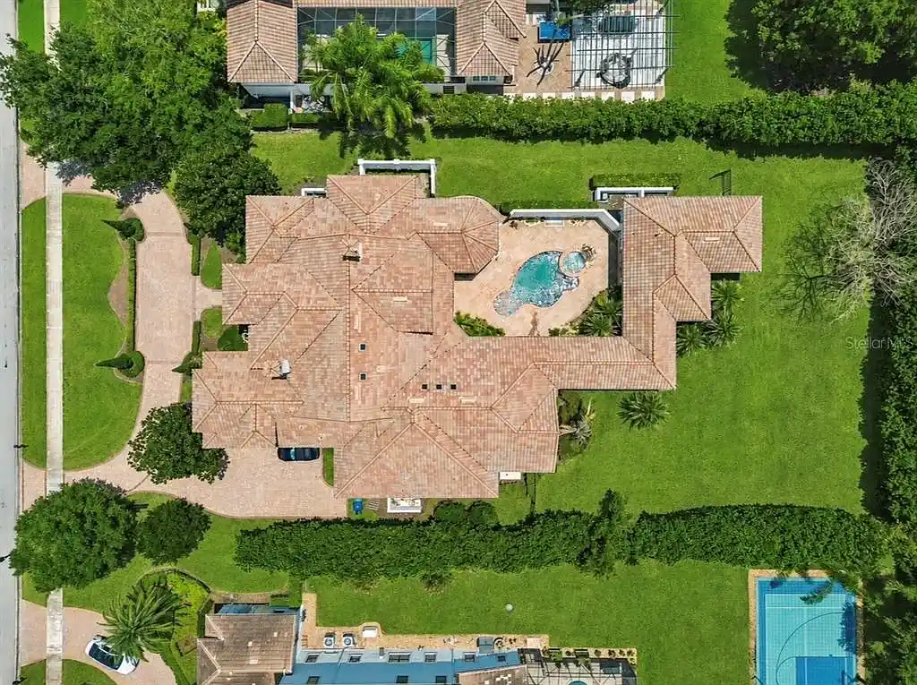 Registros mostram diferentes áreas da mansão onde Gugu Liberato viveu nos Estados Unidos, incluindo fachada, piscina, cozinha, sala, cinema, banheiro e vista aérea da propriedade