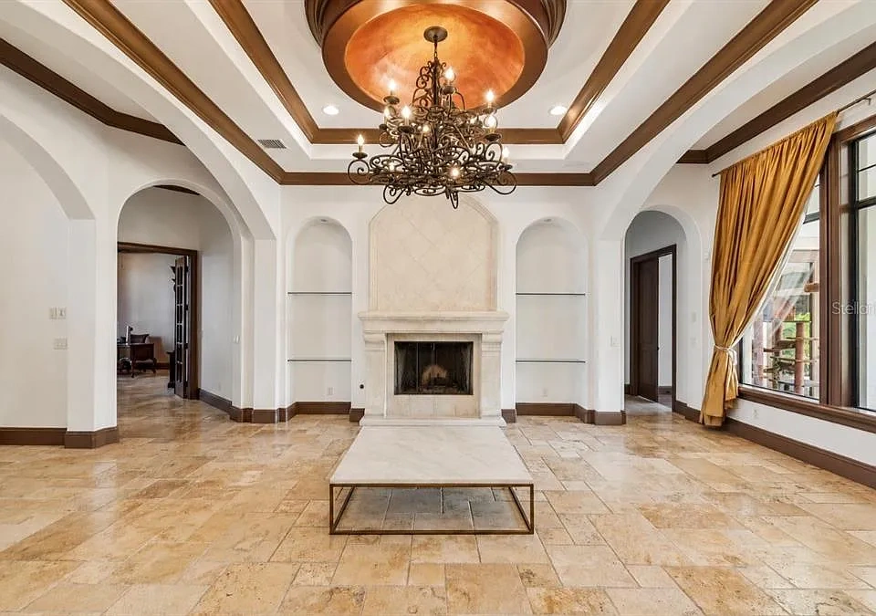 Registros mostram diferentes áreas da mansão onde Gugu Liberato viveu nos Estados Unidos, incluindo fachada, piscina, cozinha, sala, cinema, banheiro e vista aérea da propriedade