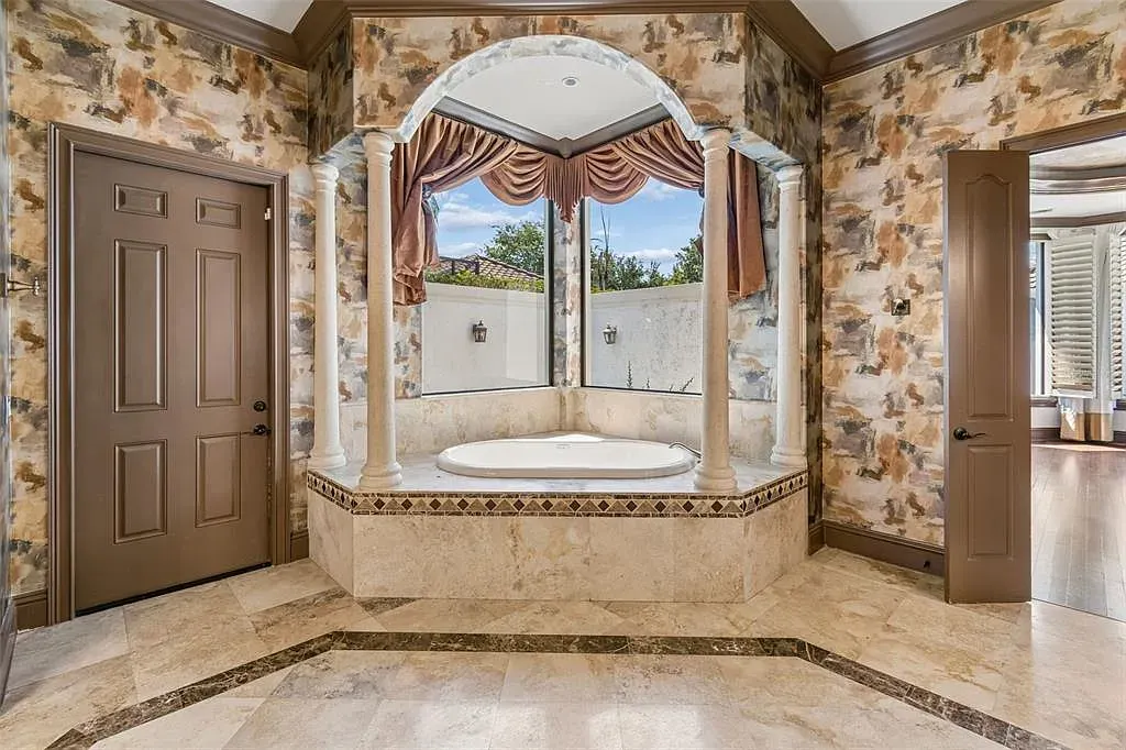 Registros mostram diferentes áreas da mansão onde Gugu Liberato viveu nos Estados Unidos, incluindo fachada, piscina, cozinha, sala, cinema, banheiro e vista aérea da propriedade