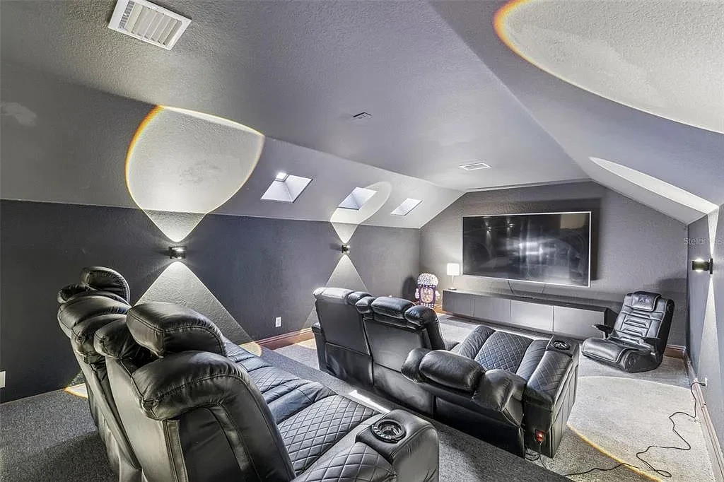 Registros mostram diferentes áreas da mansão onde Gugu Liberato viveu nos Estados Unidos, incluindo fachada, piscina, cozinha, sala, cinema, banheiro e vista aérea da propriedade