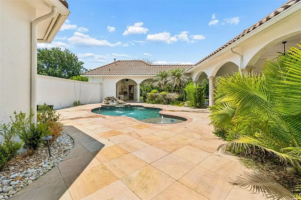 Registros mostram diferentes áreas da mansão onde Gugu Liberato viveu nos Estados Unidos, incluindo fachada, piscina, cozinha, sala, cinema, banheiro e vista aérea da propriedade