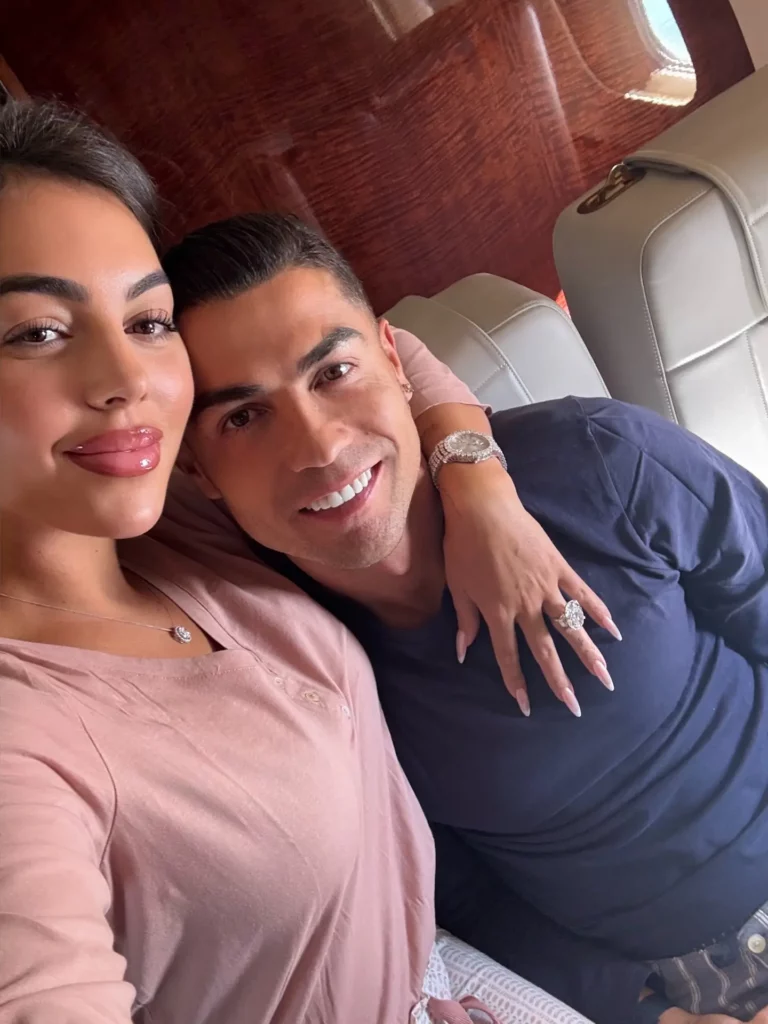 Georgina Rodríguez abraça Cristiano Ronaldo em um jato particular, mostrando um grande anel de diamante.