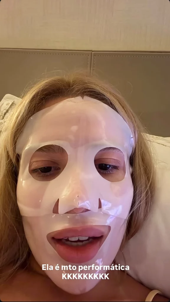 Karoline Lima mostra noite de beleza com Cecília: ‘Muito performática’ 2 Karoline Lima aparece usando máscara facial durante noite de cuidados com a filha Cecília