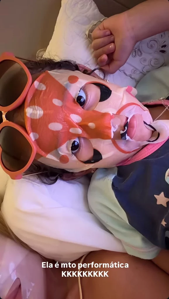 Karoline Lima mostra noite de beleza com Cecília: ‘Muito performática’ 5 Cecília posa usando máscara facial e óculos de coração em registro publicado por Karoline Lima