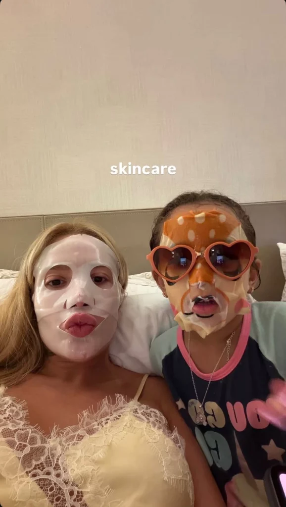 Karoline Lima mostra noite de beleza com Cecília: ‘Muito performática’ 1 Karoline Lima e Cecília aparecem juntas usando máscaras faciais durante noite de skincare