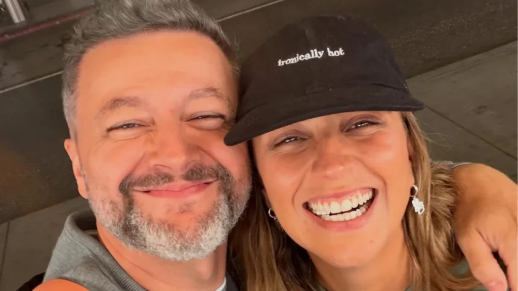 Lucas Lima e Nina Forlin sorriem abraçados em selfie compartilhada durante viagem romântica.