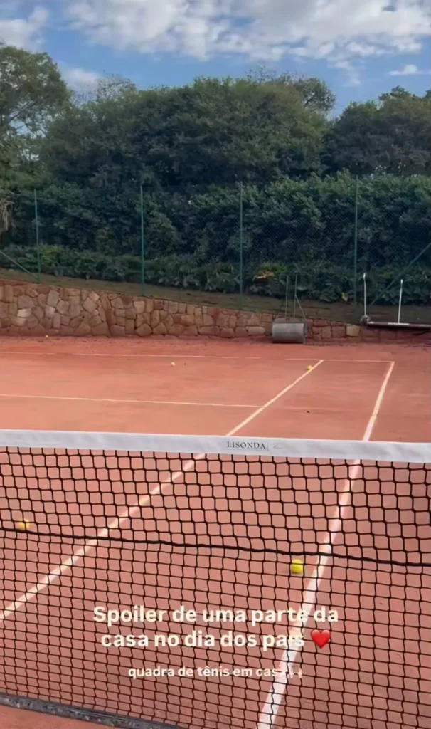 Quadra de tênis cercada por área verde na nova propriedade de Maíra Cardi e Thiago Nigro