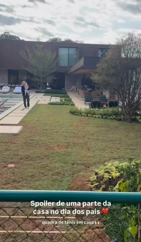 Área externa da nova mansão de Maíra Cardi e Thiago Nigro, com piscina, jardim e espaço de convivência.