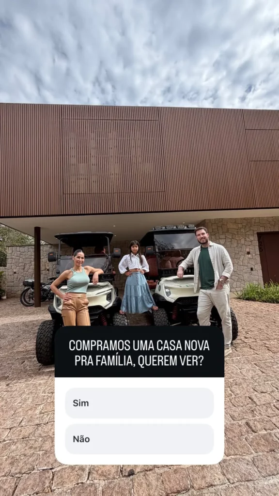 Maíra Cardi, Thiago Nigro e filha posam em frente à nova mansão da família, ao lado de carrinhos de golfe.
