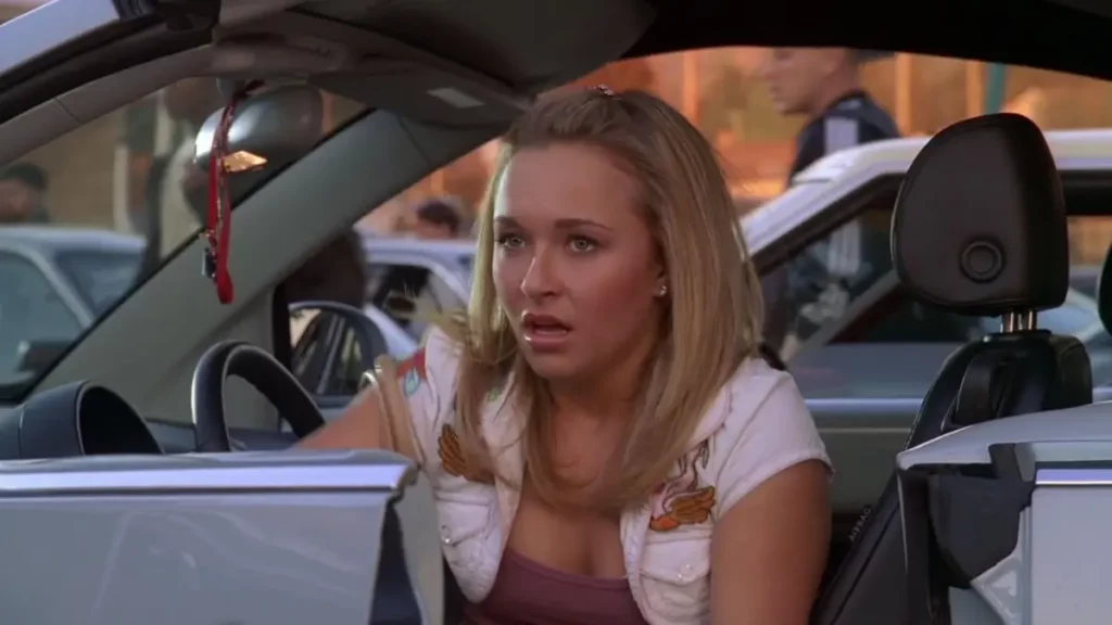 Hayden Panettiere aparece em cena de As Apimentadas, sentada no banco de um carro.