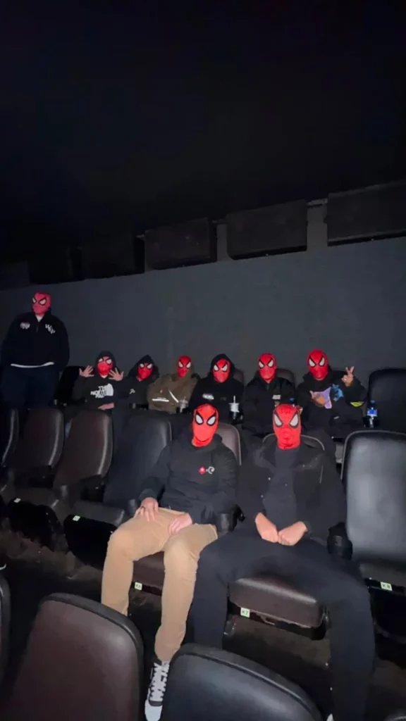 Neymar reúne amigos em uma sala de cinema, com o grupo usando máscaras do Homem-Aranha durante a sessão temática