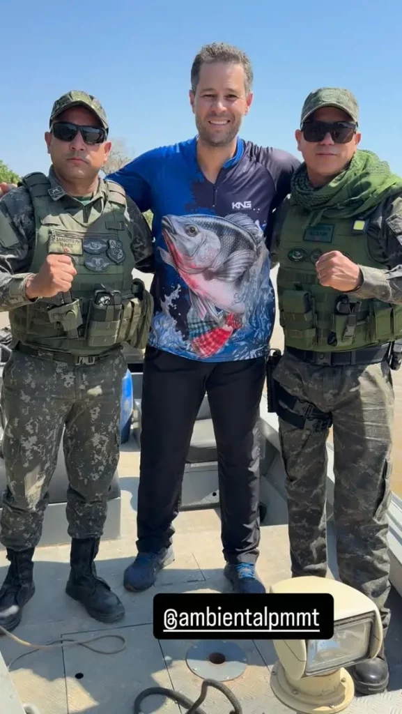 Leonardo curte viagem com primogênito após desabafo sobre filhos; veja 2 Pedro Leonardo com mais dois homens vestidos em trajes militares em viagem ao Pantanal.
