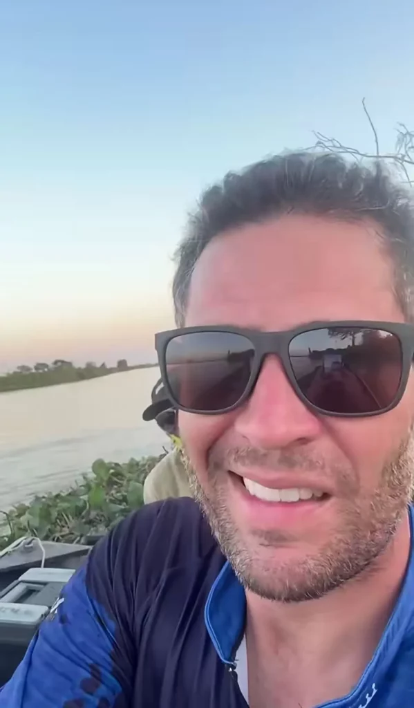 Leonardo curte viagem com primogênito após desabafo sobre filhos; veja 3 Pedro Leonardo sorri em vídeo durante pescaria no Pantanal.