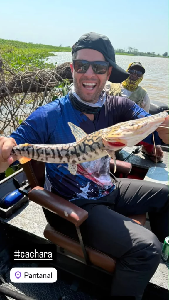 Leonardo curte viagem com primogênito após desabafo sobre filhos; veja 1 Pedro Leonardo posa com peixe que pescou durante viagem ao Pantanal.