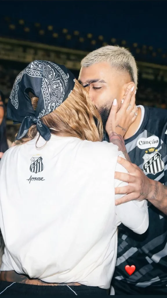 Rafaella Santos, beija Gabigol, que aparece com a camisa do Santos, durante encontro na Vila Belmiro
