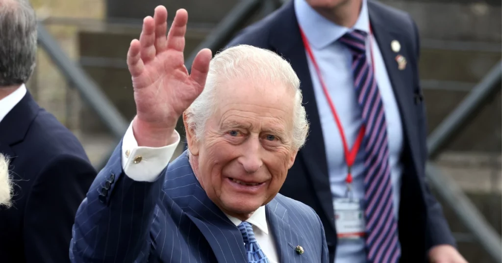 Rádio anuncia por engano a morte do Rei Charles e funcionário foge; entenda Rei Charles III acena durante aparição pública