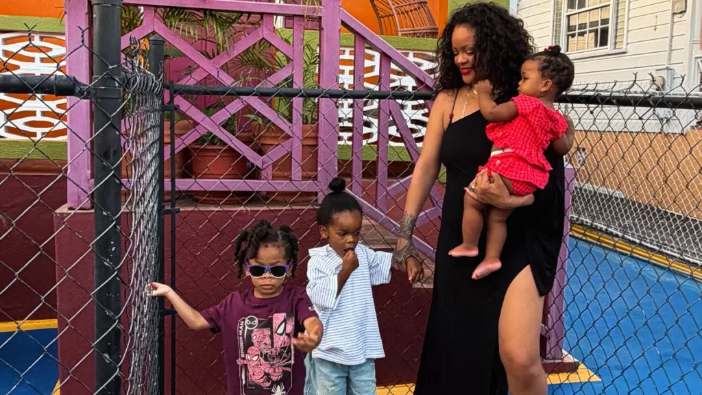 Rihanna em Barbados com RZA, de 4 anos, Riot, de 3, e Rocki, de 10 meses