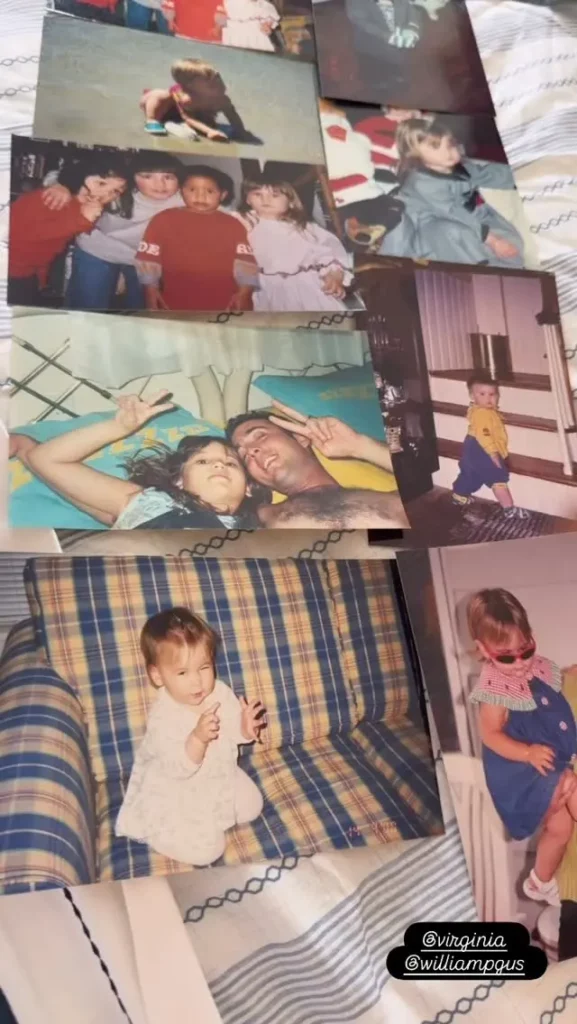 Várias fotos impressas antigas espalhadas sobre uma cama, mostrando diferentes momentos da infância de Virginia e sua família.