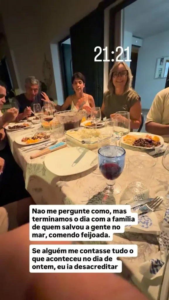 Após susto, Viih Tube e Eliezer jantam com família que os resgatou no mar; veja 2 Viih Tube e Eliezer posam ao lado da família que ajudou o casal após o problema com o barco na Sardenha.