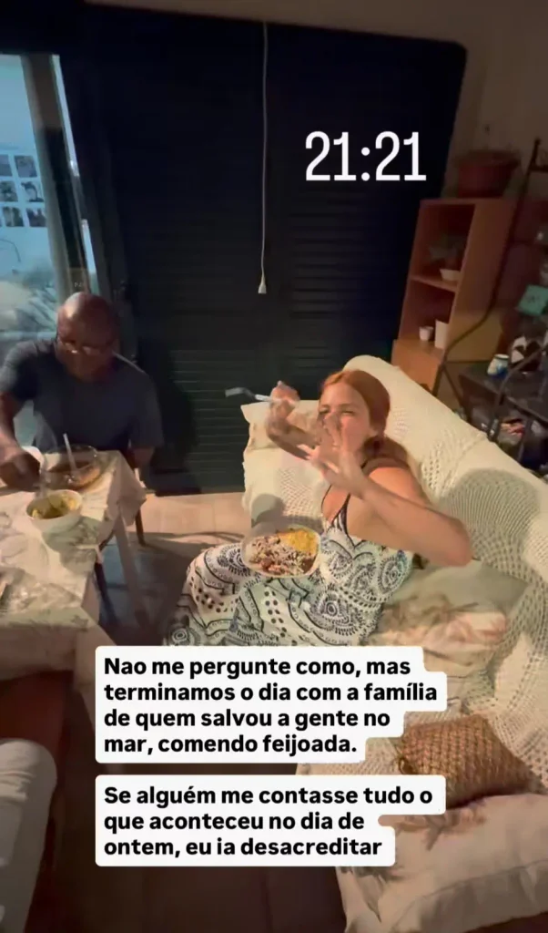 Após susto, Viih Tube e Eliezer jantam com família que os resgatou no mar; veja 3 Viih Tube e Eliezer posam ao lado da família que ajudou o casal após o problema com o barco na Sardenha.