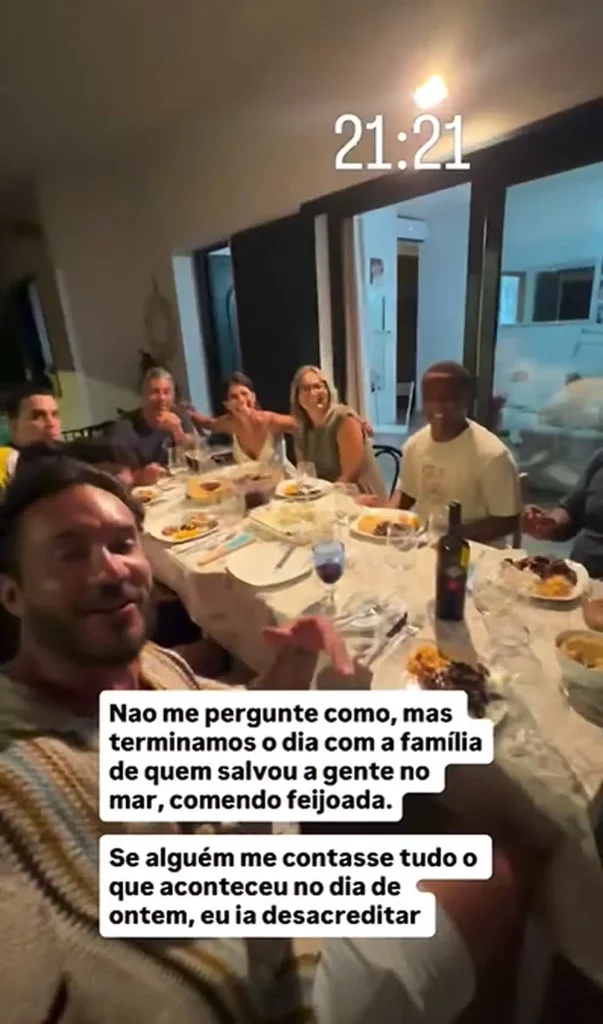 Após susto, Viih Tube e Eliezer jantam com família que os resgatou no mar; veja 1 Viih Tube e Eliezer aparecem durante jantar com a família que ajudou o casal após problema com o barco na Sardenha, na Itália.