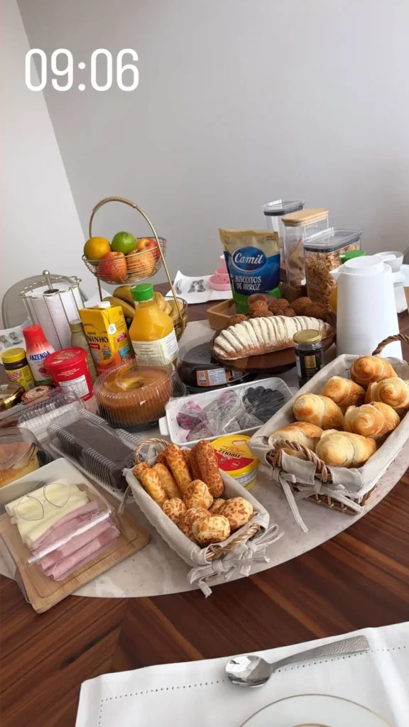 Virginia Fonseca mostra mesa de café da manhã preparada para a família após a alta das filhas
