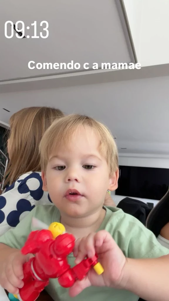 Filho de Virginia Fonseca segura brinquedo durante café da manhã em família após a alta de Maria Alice e Maria Flor