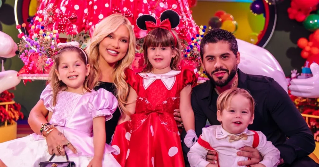 Virginia Fonseca e Zé Felipe posam com os filhos Maria Alice, Maria Flor e José Leonardo em festa infantil