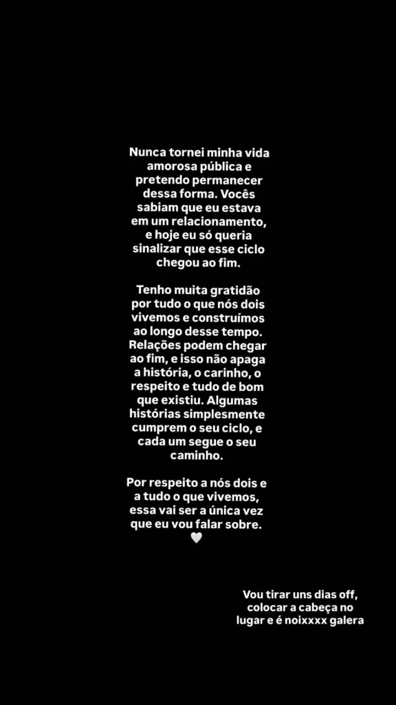 Zé Felipe toma atitude com ex de Éder Militão após fim de casamento 3 Story publicado por Cássia Lourenço com fundo preto e texto branco em que a influenciadora comunica o fim de seu relacionamento e anuncia uma pausa nas redes sociais